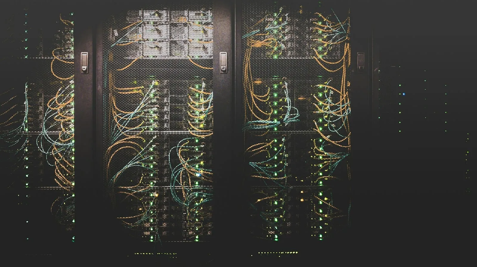 Netzwerkkabel in einem Serverschrank